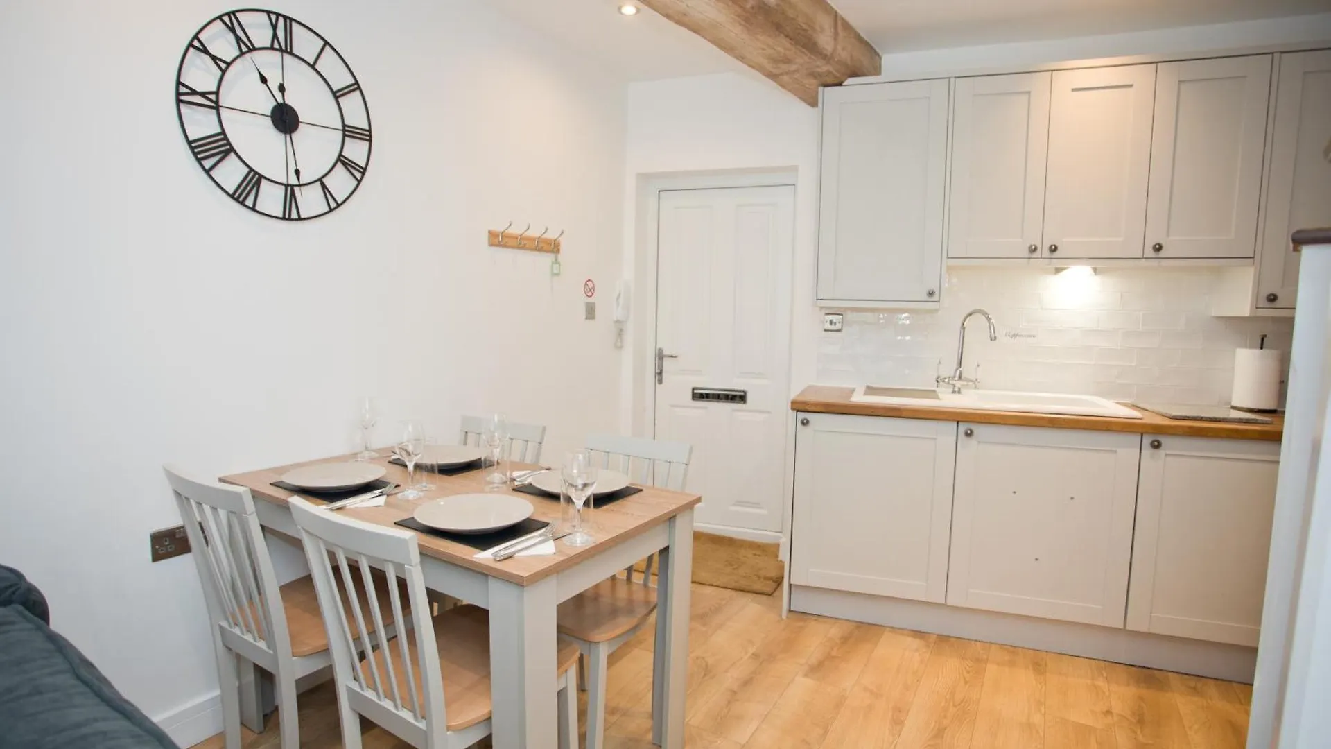 2 Bed House Free Parking 1Km From The Beach Bournemouth 0*,