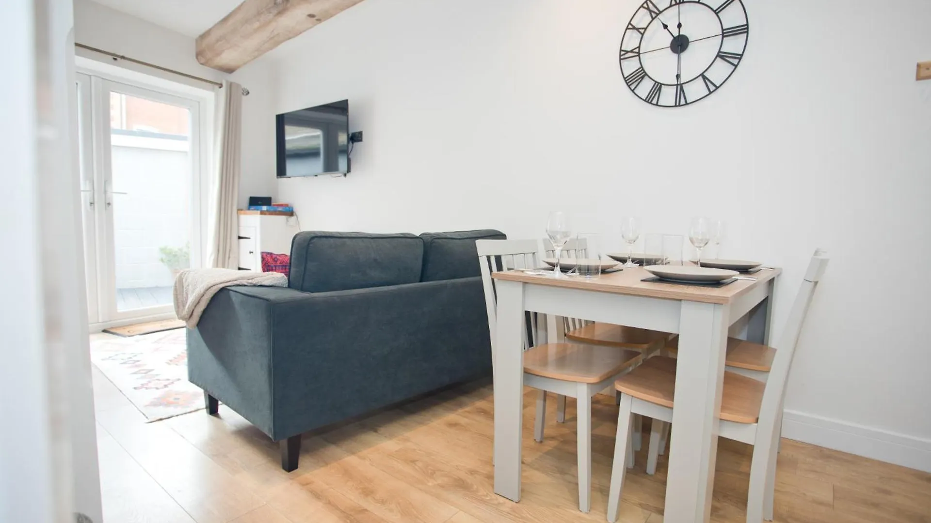 2 Bed House Free Parking 1Km From The Beach Bournemouth 0*,  United Kingdom